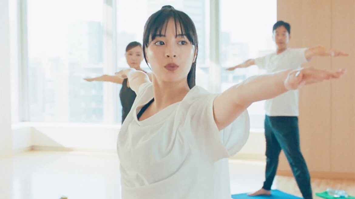 広瀬すず、フィットネスジムでヨガ体験 爽やかパンツスーツスタイル姿も 三井不動産「三井のすずちゃん」新CM「三井のオフィス」編