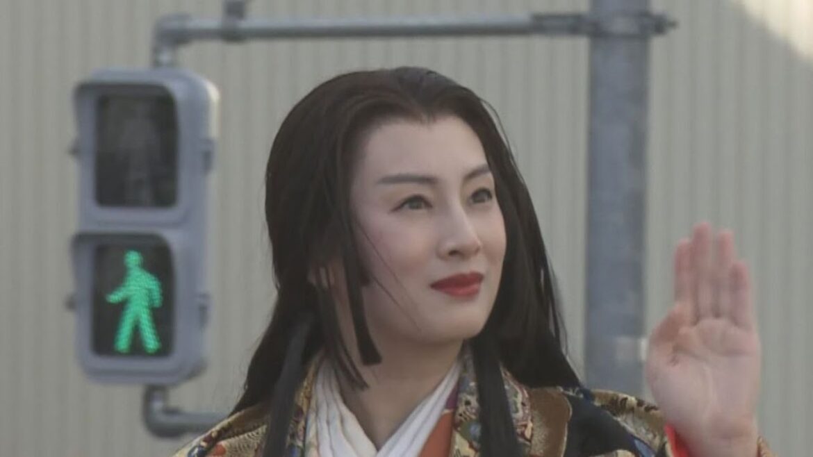 「茶々様!」 家康行列に北川景子さん 山田裕貴さんらが登場 秋晴れの下 きらびやかな衣装で練り歩く