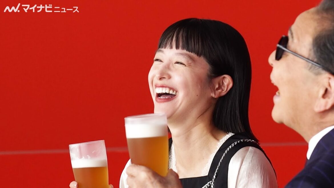 清野菜名、タモリと乾杯しいい笑顔! 「本麒麟」新CM&インタビュー映像公開