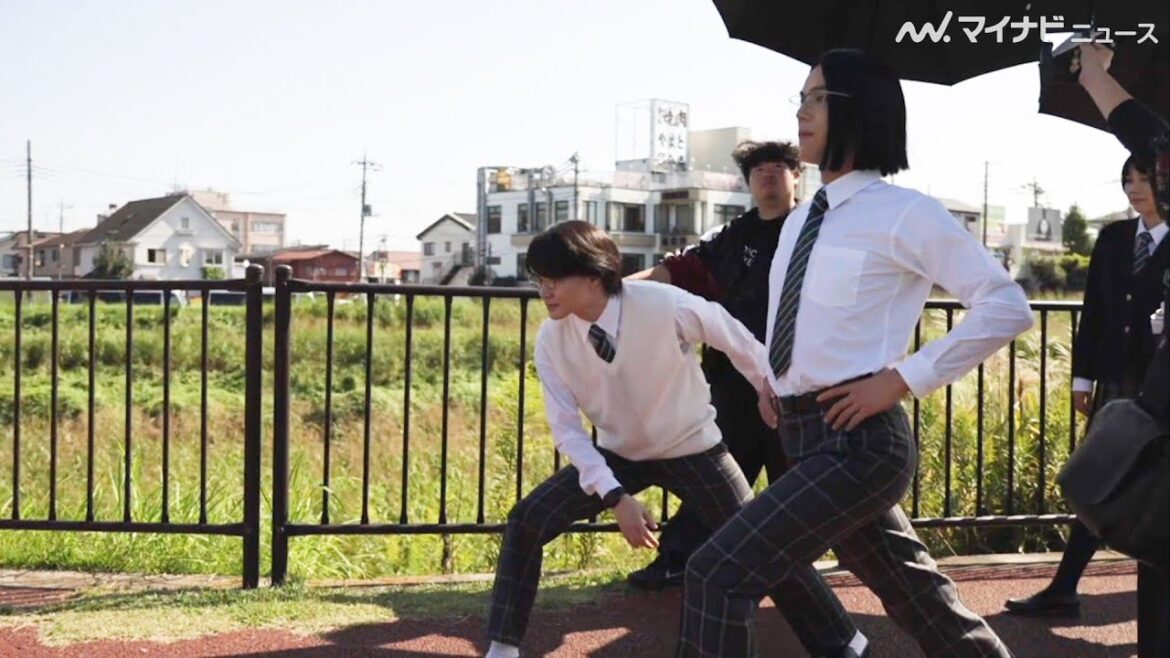 神木隆之介&中川大志、2人仲良く準備運動!早歩きする後ろ姿に注目 KDDI au『意識高すぎ!高杉くん』シリーズ新CM&メイキング映像公開