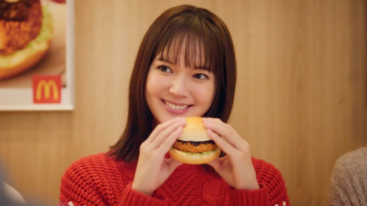 多部未華子、仲間とグラコロ楽しむ 高校の頃の“淡い思い出”も マクドナルド新CM グラコロ「ねぇ、グラコろ!」編