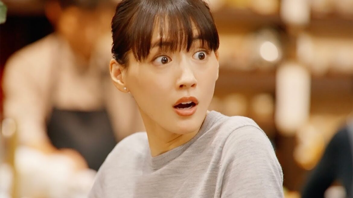 綾瀬はるか、キュートなびっくり顔! 石川佳純と珈琲店で偶然の出会い ユニクロ新CMメーキング