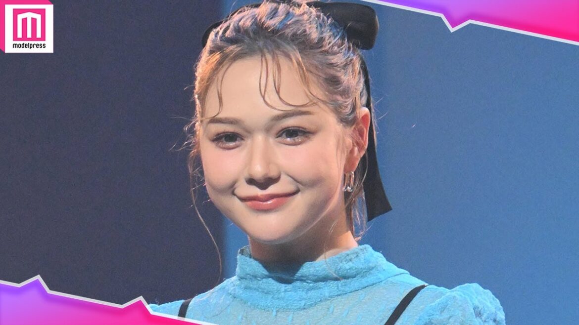 村重杏奈、大人の雰囲気漂うワンピース姿で登場🖤🩵サービス満点のランウェイに歓声沸き上がる✨【TGC teen 2023 Winter】