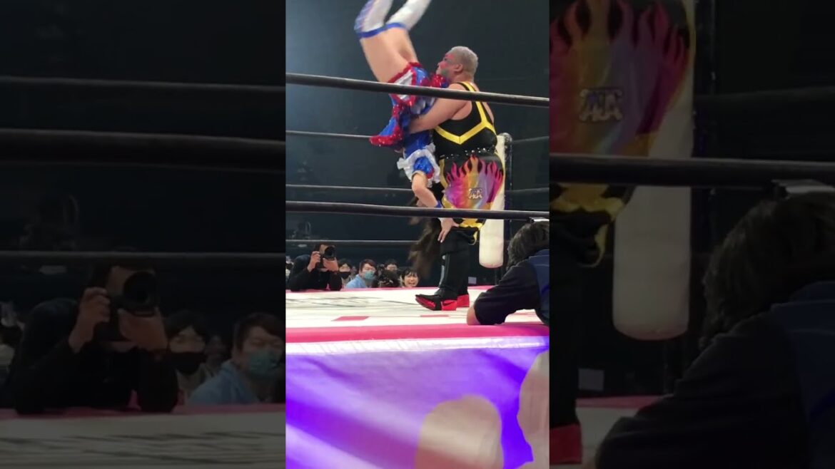 アジャコングの一斗缶が荒井優希の頭にクリーンヒットしてパイルドライバーで突き刺さる。急角度のバックドロップはなんとかカウント2で荒井は返す 東京女子プロレス「GRAND PRINCESS ’23」