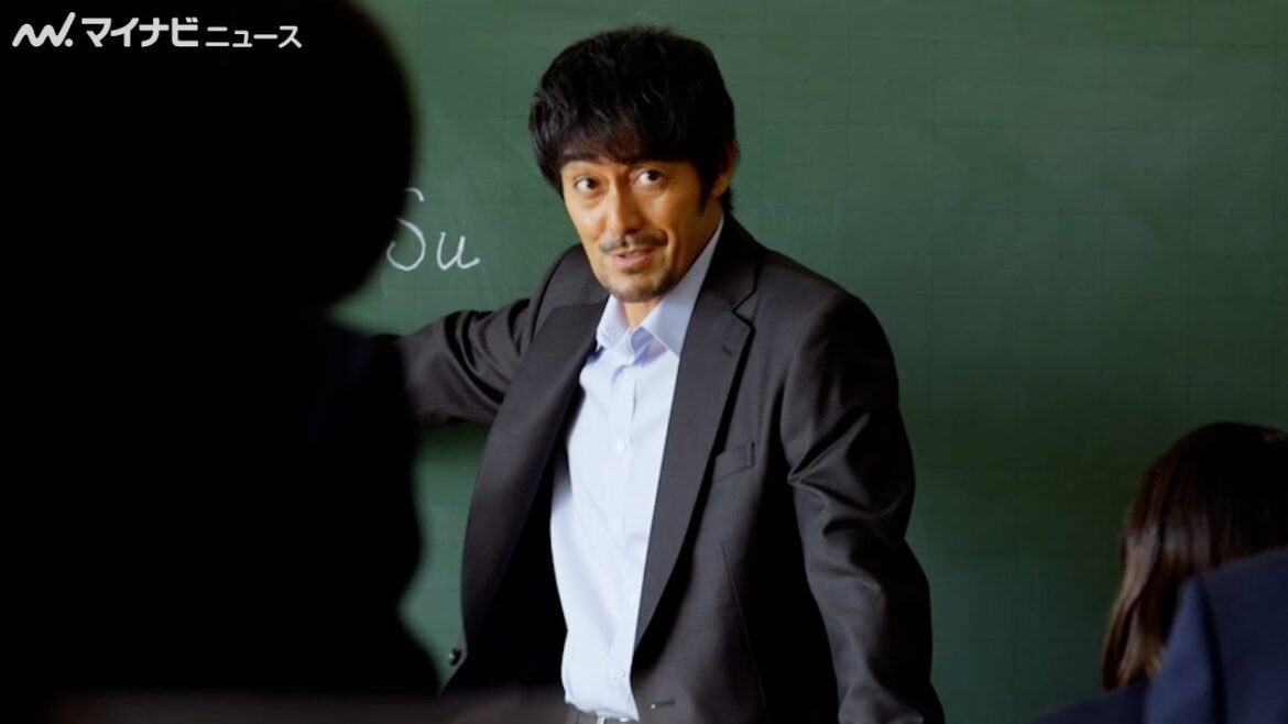 阿部寛、教壇に立つ姿が”あのドラマ”のよう!“九州でおなじみのリズム”を生徒に教える! QTnet新CM&メイキング映像公開