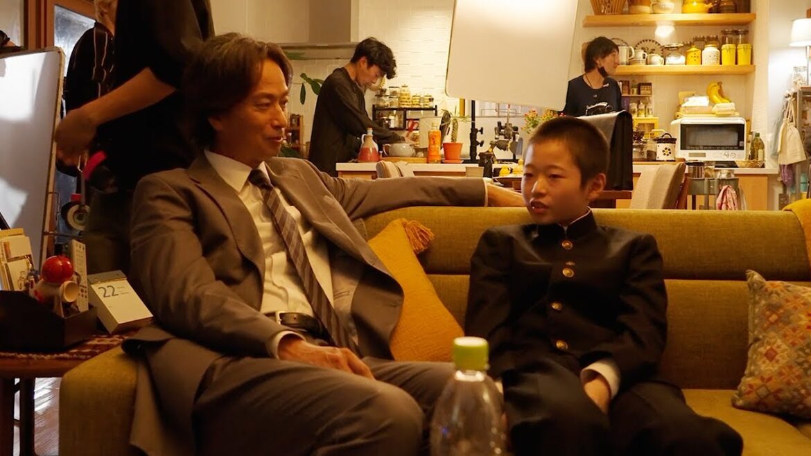 椎名桔平、“味のある”息子役との休憩中のやりとりにほっこり SmartHR新TVCM「家族ドラマ 使いやすい」篇「家族ドラマ 社員の活躍」篇 メイキング