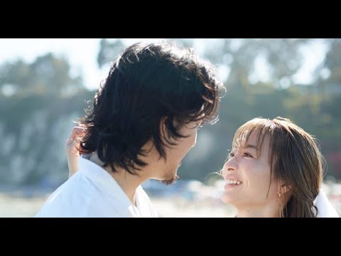 B1- 再婚の新山千春、夫との2ショット公開 白ドレス姿で笑顔「温かい家庭を築いていきたい」