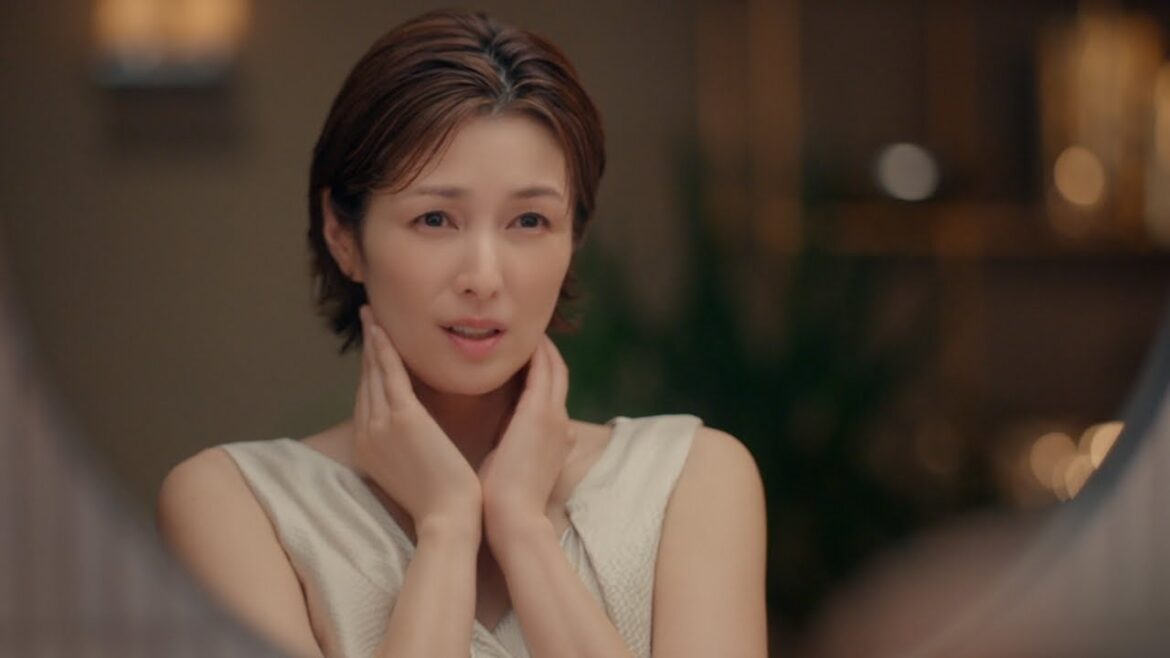 吉瀬美智子、鏡の中の自分に陶酔「美人すぎる〜」妖艶な動きで夫を魅了⁉︎ CM撮影でカメラにピース、お茶目な一面覗かせる 高機能エイジングケアブランド「カナデル」新CM メイキング&インタビュー
