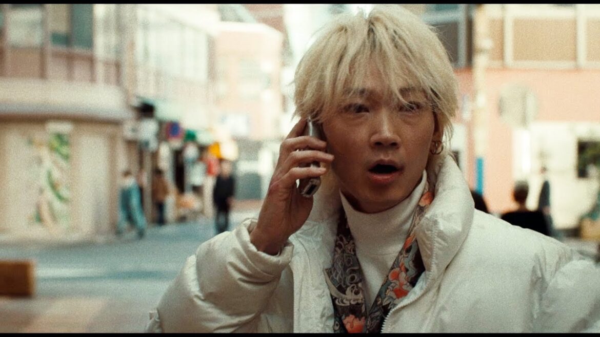 綾野剛、ヤクザから必死の逃走で車と衝突!吹替えなしの本編映像解禁 映画『ヤクザと家族 The Family』