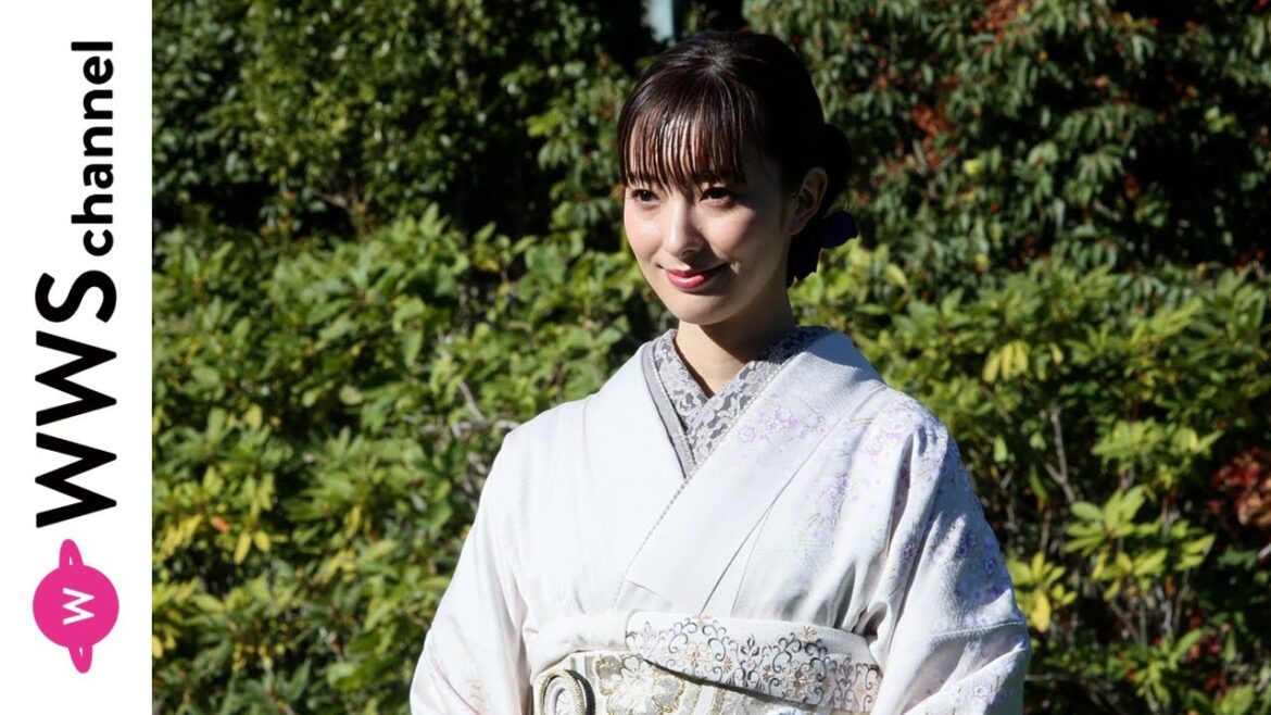 宮本茉由、グレー×白の美しい晴れ着姿で登場!2023年の振り返りや晴れ着のポイントを語る