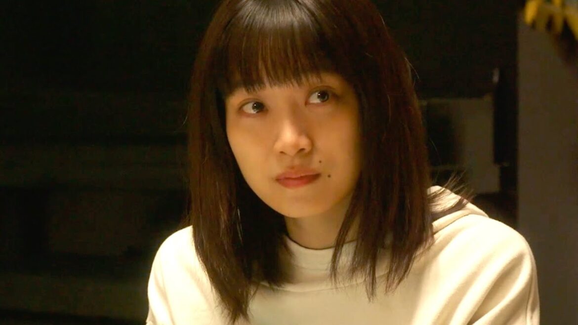 深川麻衣、フツーのおっさん・井浦新の言葉が刺さる/映画『人生に詰んだ元アイドルは、赤の他人のおっさんと住む選択をした』本編映像