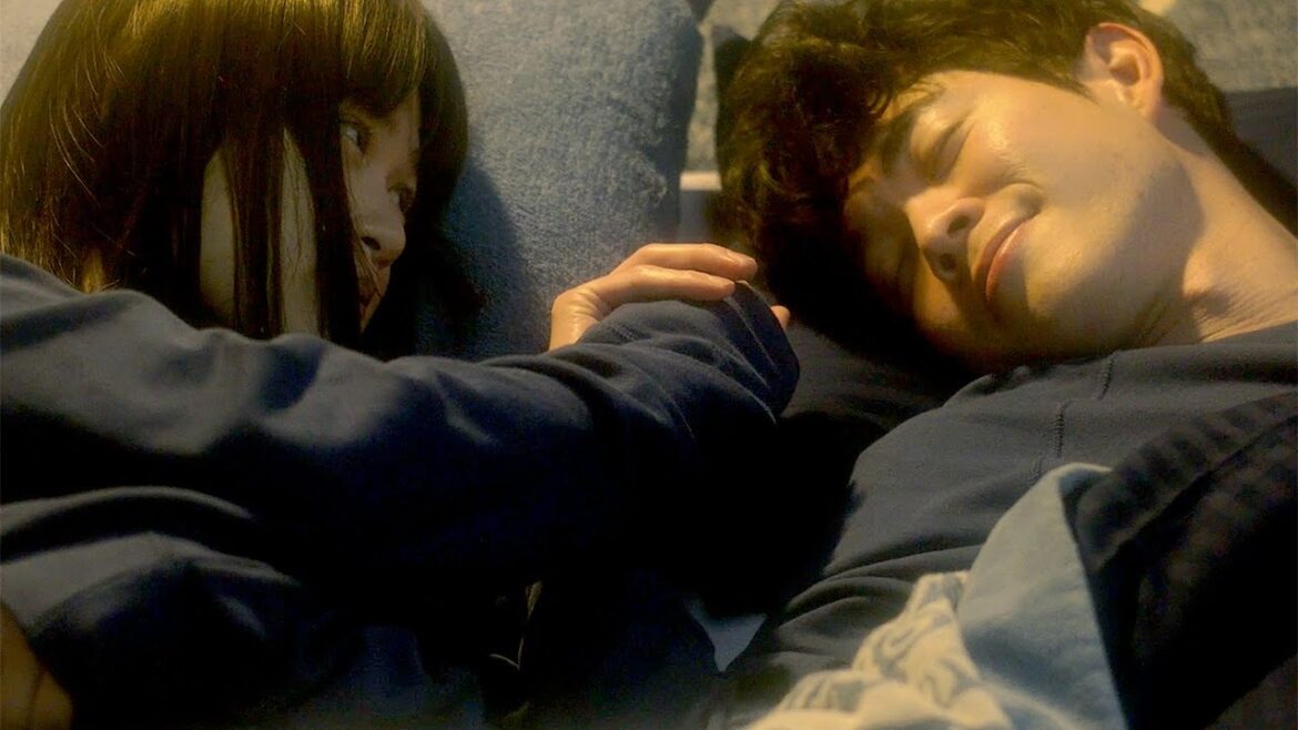宮沢氷魚&小西桜子、手をつないで眠りにつく胸キュンシーン 映画「はざまに生きる、春」本編映像