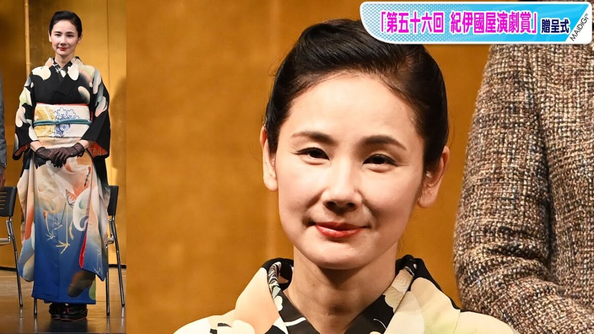 吉田羊、大胆な着物姿で授賞式に 黒足袋、グローブを合わせて