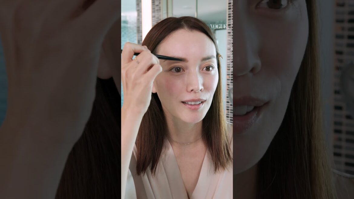 蛯原友里、長年愛用しているアイブロウペンシルを紹介! #BeautySecrets #ビューティシークレット #VogueJapan