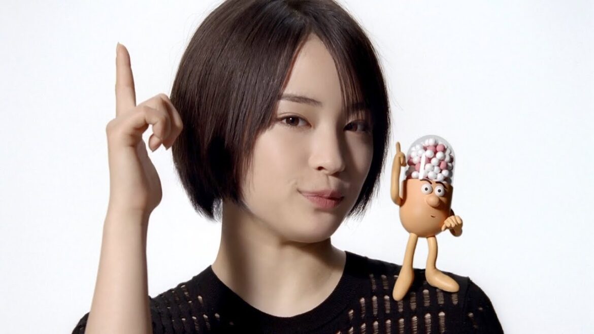広瀬すず、20歳になり黒の大人な衣装で“ねらい撃ち” 『新コンタックかぜEX』新CM&メイキング映像