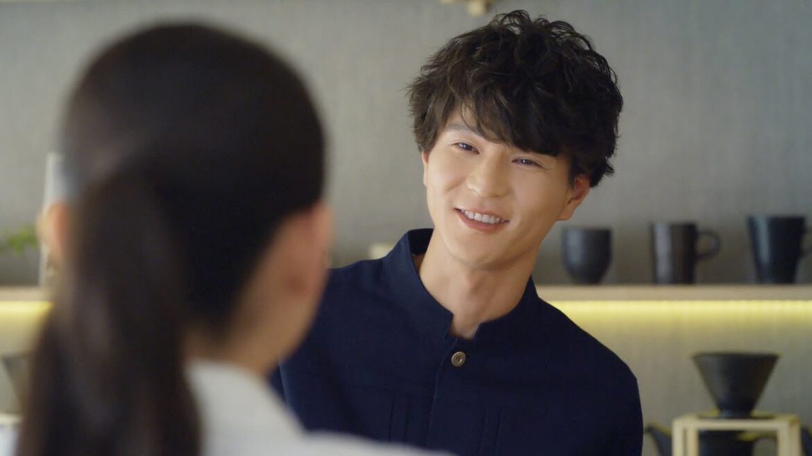 “イケメンマスター”モグライダー芝大輔、吉岡里帆に優しいほほ笑み 綾鷹カフェ新CM「新装開店」編