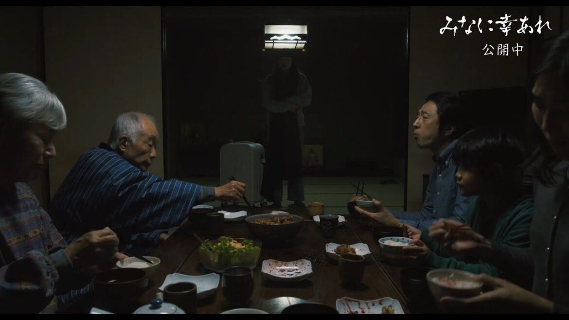 人が死んでいるのに会話を楽しみながら食事をする家族 祖父が突然口から血 映画「みなに幸あれ」本編映像
