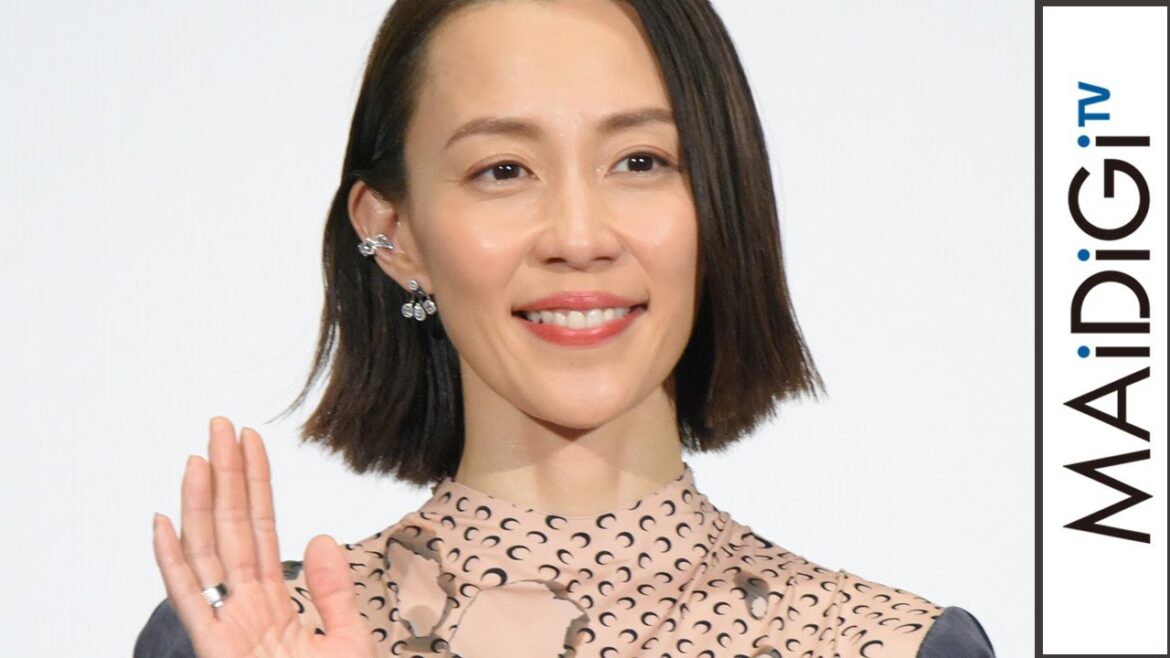 木村佳乃、美脚際立つ大人のフリルワンピコーデ イヤーカフでトレンド感プラス