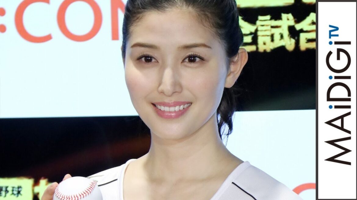 橋本マナミ、超ミニスカートで美脚見せ “ベースボールファッション”で大人キュートに