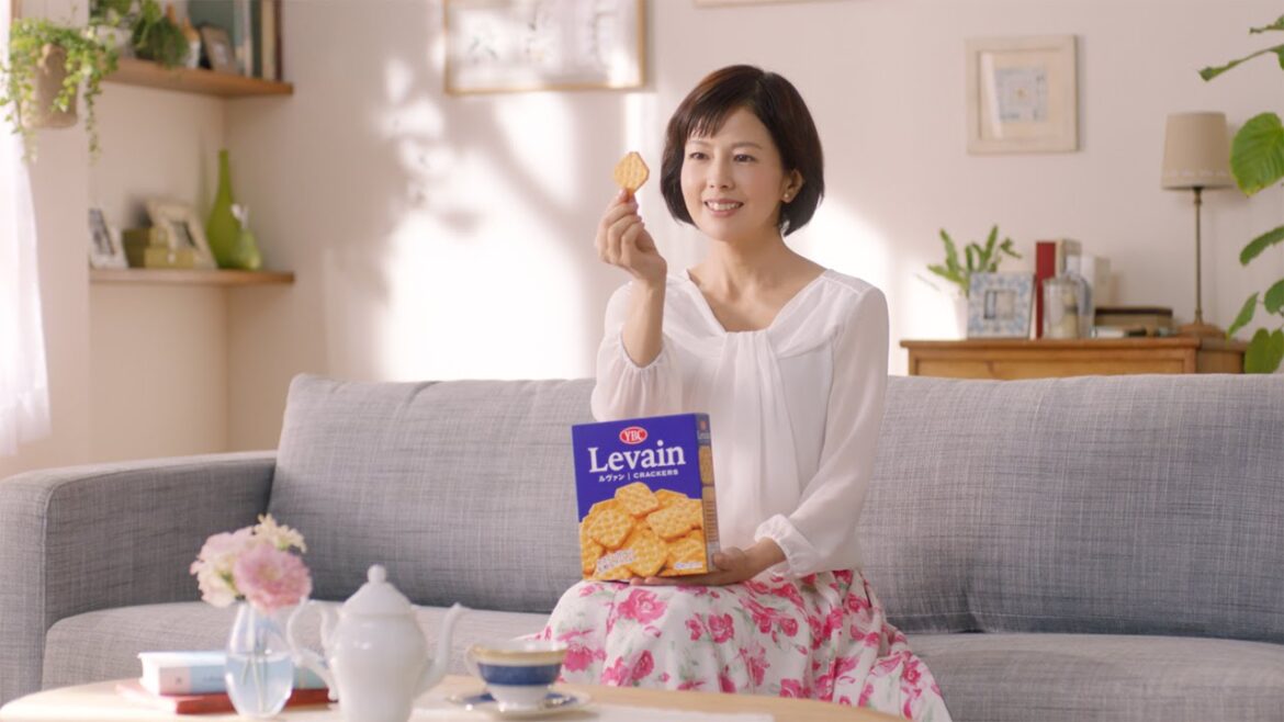 沢口靖子、『リッツ』後継商品のCMではパーティーせず リビングで一人で…