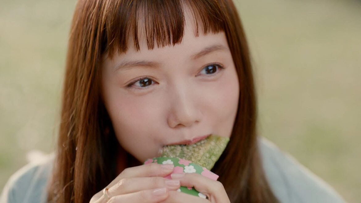 宮﨑あおい「たまんないっす」 後輩と春のパイ楽しむ マクドナルド新CM「抹茶黒蜜わらびもちパイ ぜんぶ好き!」編