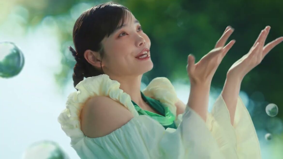 【い・ろ・は・す】 天然水 浜辺美波/セントチヒロ・チッチ TVCM「森と水とみんなの未来」篇 30秒 I Lohas TVCF