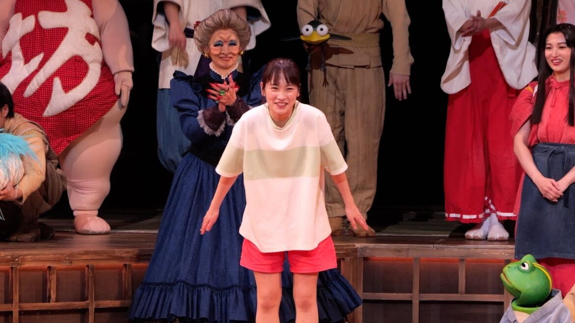 川栄李奈、舞台『千と千尋の神隠し』初日カーテンコール 湯婆婆役・夏木マリも登場