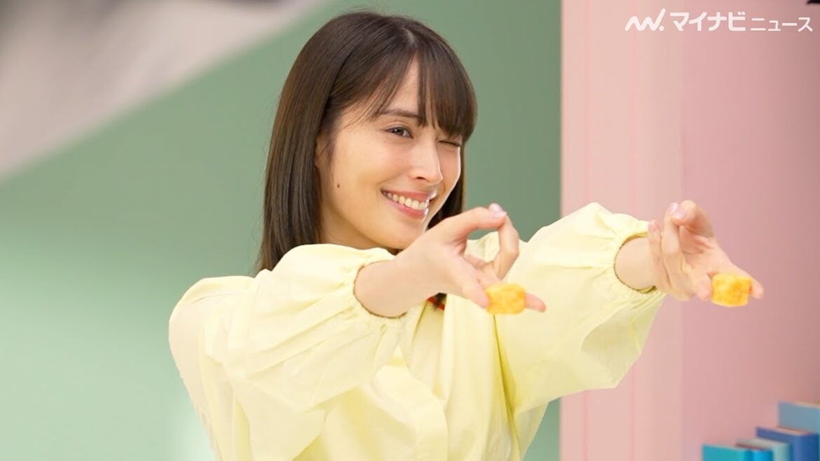 広瀬アリス、爽やか笑顔で“ギャルピース” お菓子で遊ぶ姿がキュート エアリアルTVCM『サクッと食感』篇&メイキング