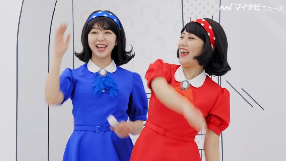 高橋みなみ&峯岸みなみ、息のあったダンスが成功し勢いよくハイタッチ!レトロな衣装でCM初共演 「アース製薬」新CM&メイキング映像公開