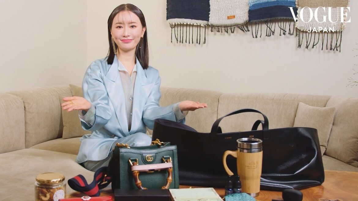 松本まりかのバッグの中身は?丁寧に生きることで自分を信じることができると語る彼女の愛用アイテムたち。| In The Bag | VOGUE JAPAN