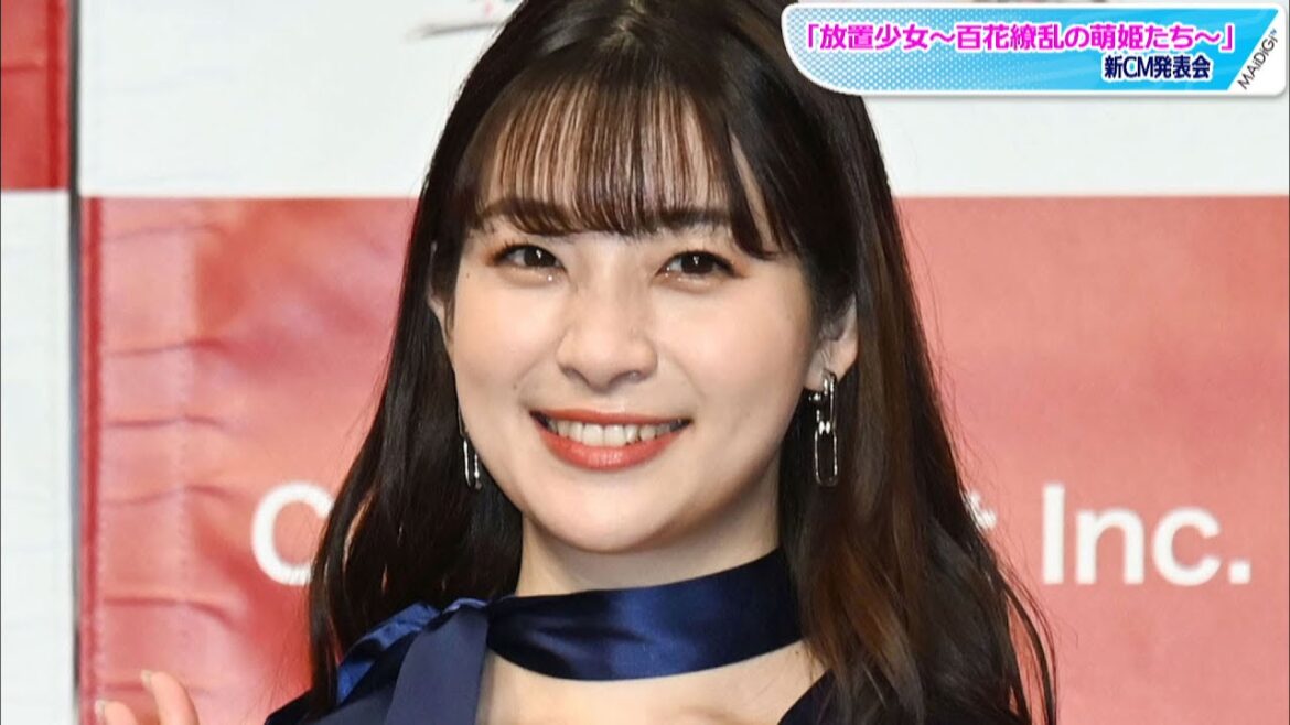 足立梨花、イレギュラーヘムで美脚見せ 光沢ワンピ&リボンで大人可愛く