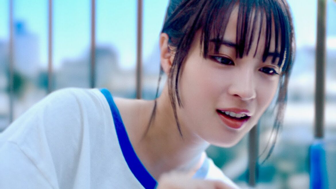 広瀬すず、ラフなTシャツ姿で自由時間を満喫!ペイントに夢中!?青空と乾杯も/サントリー「ザ・プレミアム・モルツ」CM+インタビュー+メイキング