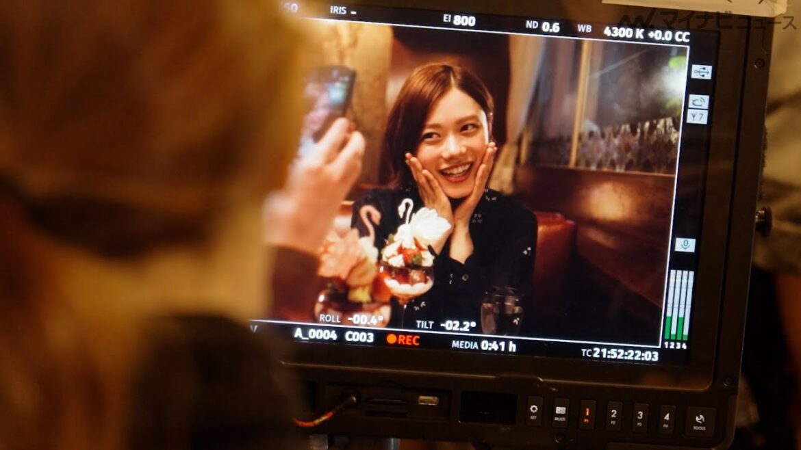 杉咲花、“映え写真”を一生懸命撮ってもらう姿がお茶目!撮影中に見せる様々な表情に注目 ファンケル『toiro』新CM『一人十色編』メイキング映像公開