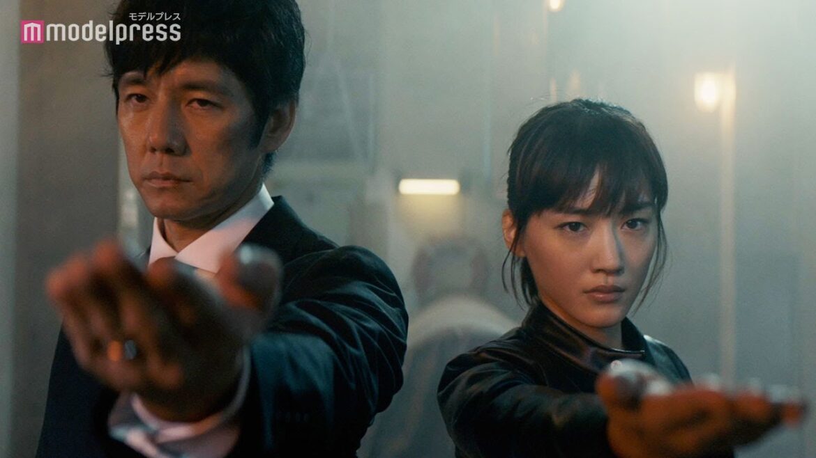 綾瀬はるか&西島秀俊が銃撃戦 激しいアクションも披露 劇場版「奥様は、取り扱い注意」予告