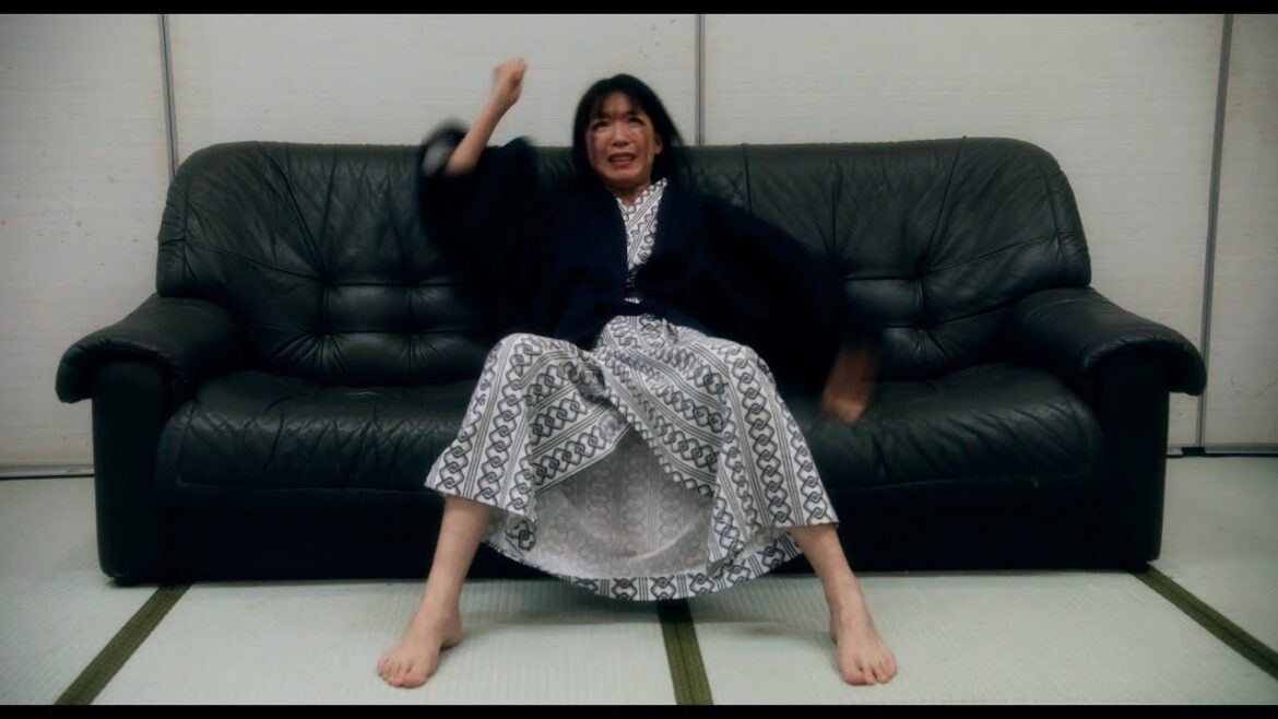 江口のりこ、不満爆発で地団駄踏む!?内田慈、古川琴音と三姉妹役に 映画『お母さんが一緒』予告編