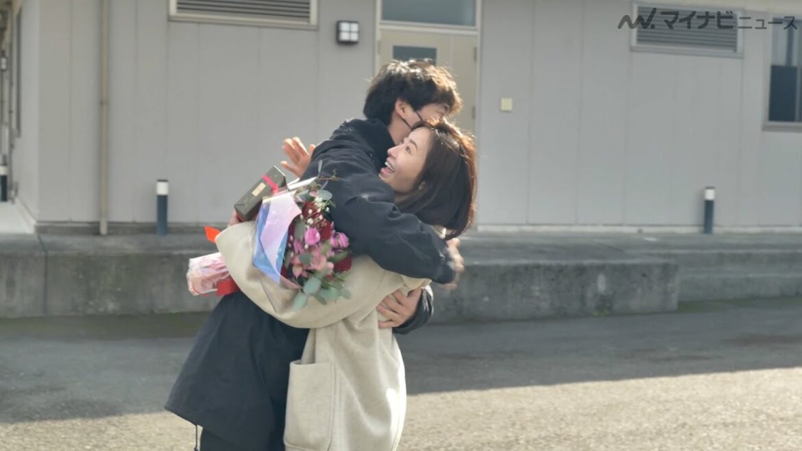 松本まりか、福士蒼汰とハグ!クランクアップでのサプライに感極まる 映画『湖の女たち』メイキング&クランクアップシーン特別映像公開