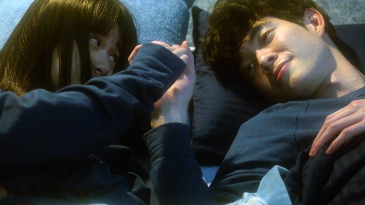宮沢氷魚×小西桜子、手をつなぎ眠りにつくドキドキのシーン/映画『はざまに生きる、春』本編映像