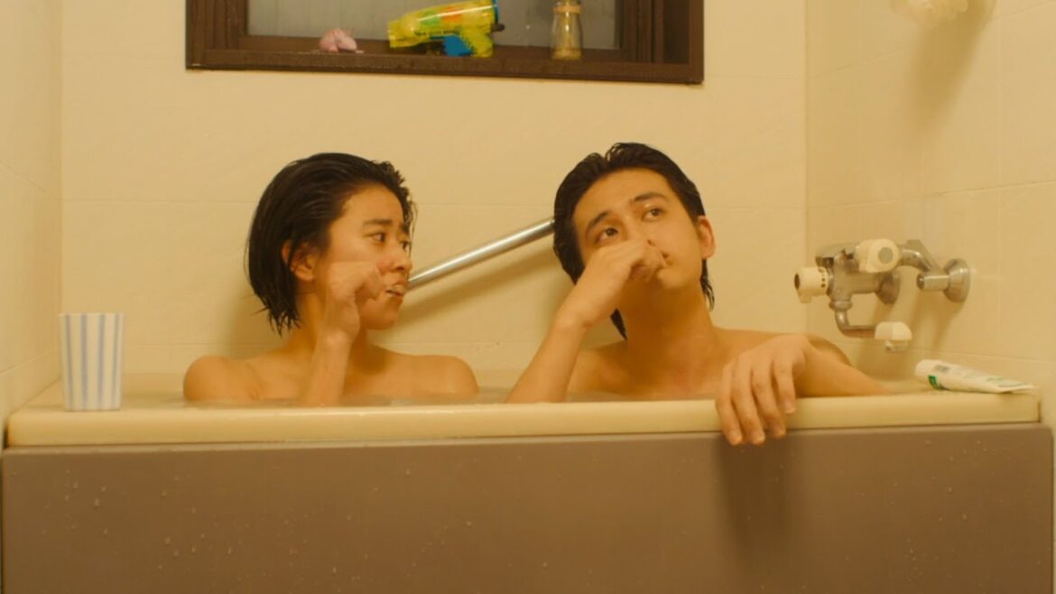 北村匠海&黒島結菜の“半”同棲シーン!風呂場で仲良く歯磨き 『明け方の若者たち』本編映像