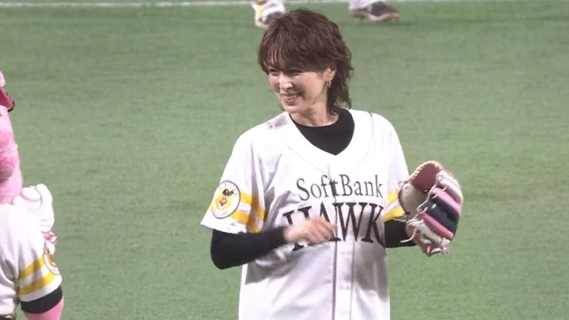 福岡出身の俳優・吉瀬美智子さんが始球式に登場 ホークス地元開幕戦 石川投手・津森投手が指導 ゴリけんは… / (2024/04/02 OA)