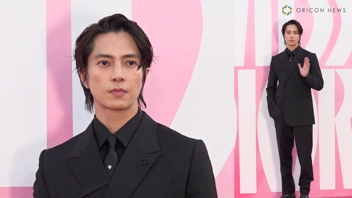 山下智久、オールブラックのスーツ姿で登場 「ミスディオール展覧会」の感想も語る 『ミスディオール展覧会ある女性の物語』フォトコール