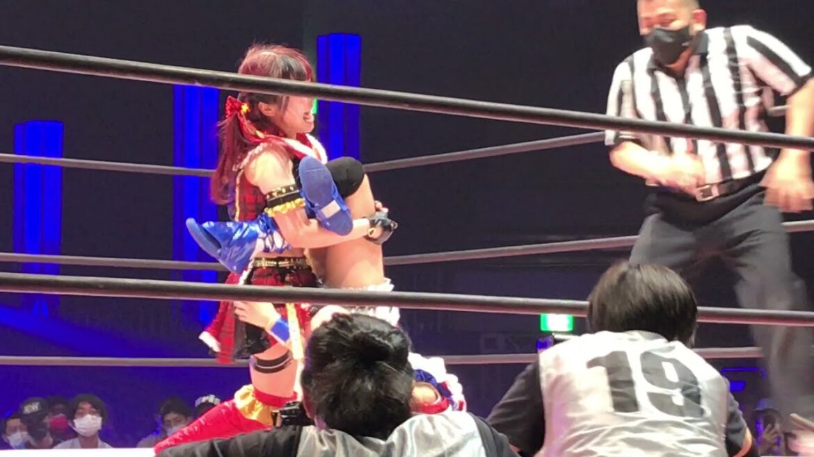 伊藤麻希がトップロープからのDDTを決めた上で伊藤デラックスで極めてタップアウト勝利を荒井優希から奪う! 東京女子プロレス「GRAND PRINCESS ’22」 2022年3月19日