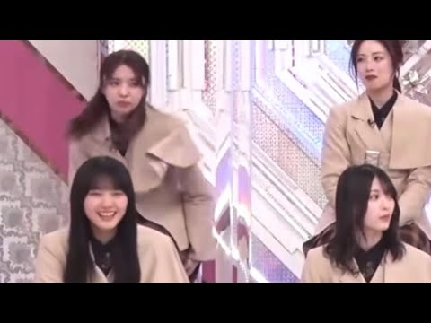 椅子が滑るか確かめる小林由依