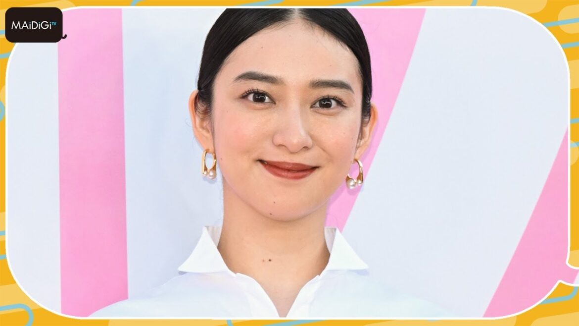 武井咲、白シャツで清涼感のある上品コーデ リボン×パールパンプスを合わせて