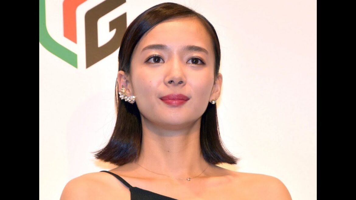 T2- 岡田紗佳、ユニフォーム着ててもわかる“役満ボディ”ライン「突き出してるなぁ」「パツパツ」