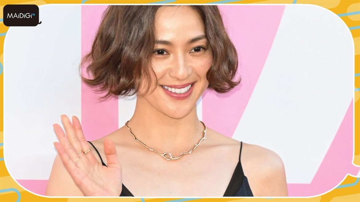 中村アン、大胆Vカットのキャミワンピで美肌見せ エッフェル塔プリント×ゴールドアクセで華やかに