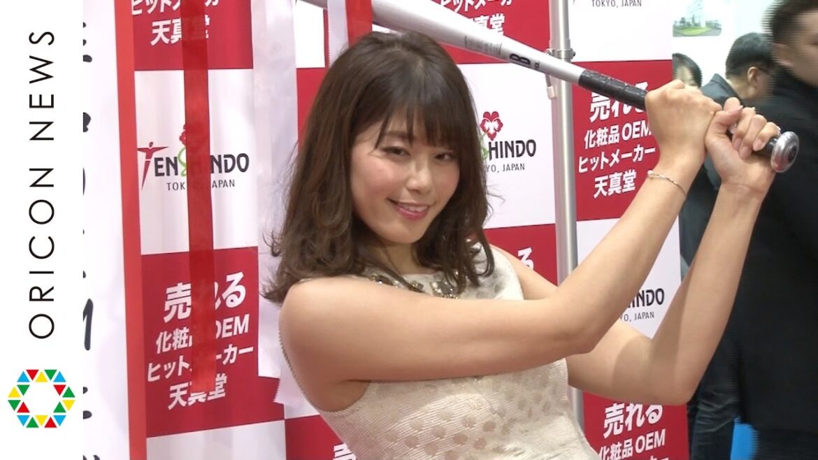稲村亜美、ミニスカで今年初の“神スイング” 「天真堂ソリューションで神フルスイング」PRイベント