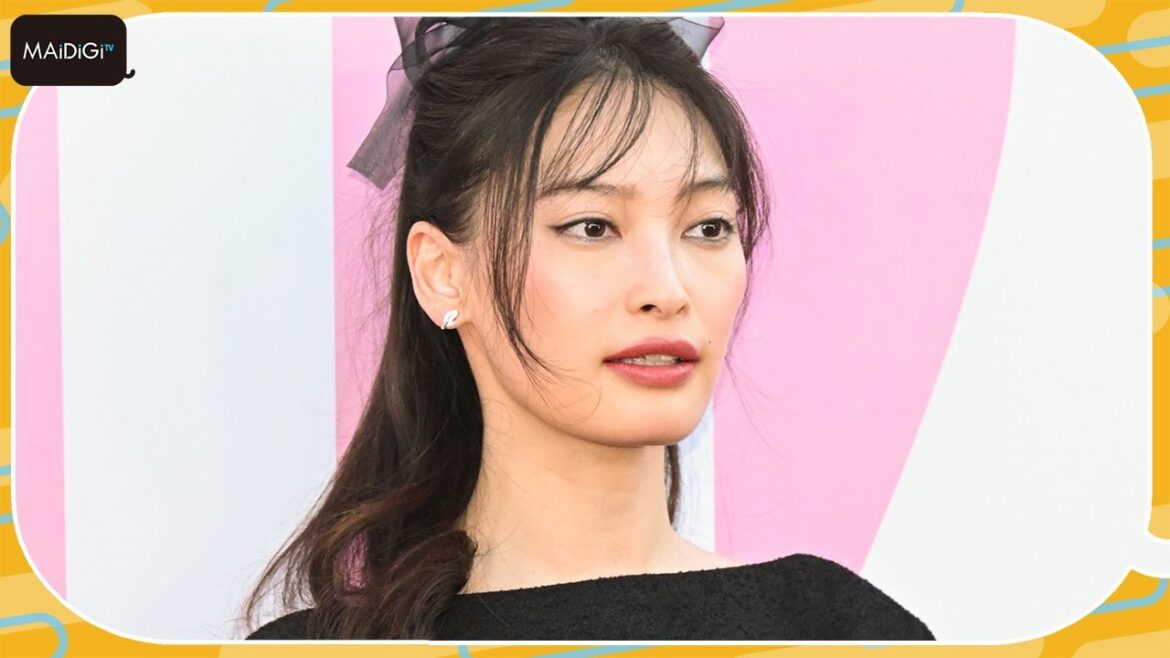大政絢、大胆ワンピで美背中披露 ポニーテール×オーガンジーのリボンでガーリーなムードに