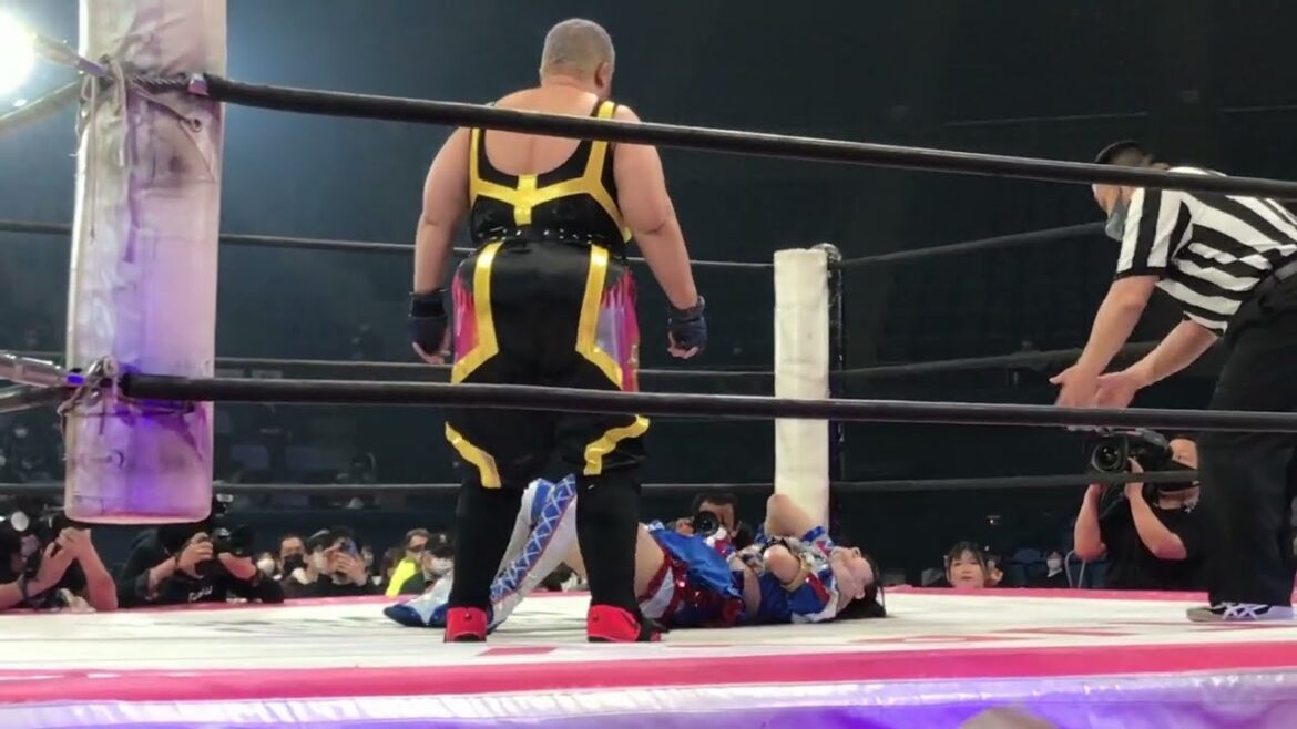 アジャコングがドスンと音を立てる逆水平チョップで荒井優希を倒していく。荒井はなんとかエルボー連発もアジャのエルボー1発で倒される 東京女子プロレス「GRAND PRINCESS ’23」