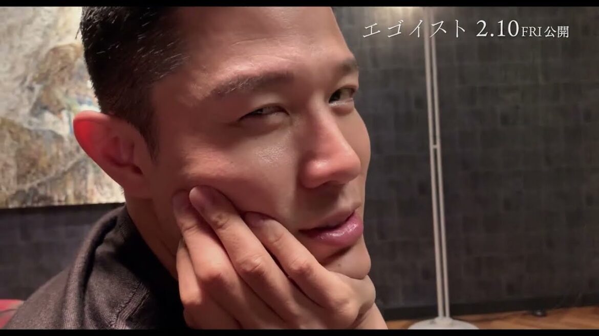 じゃれ合う鈴木亮平&宮沢氷魚『エゴイスト』本編映像