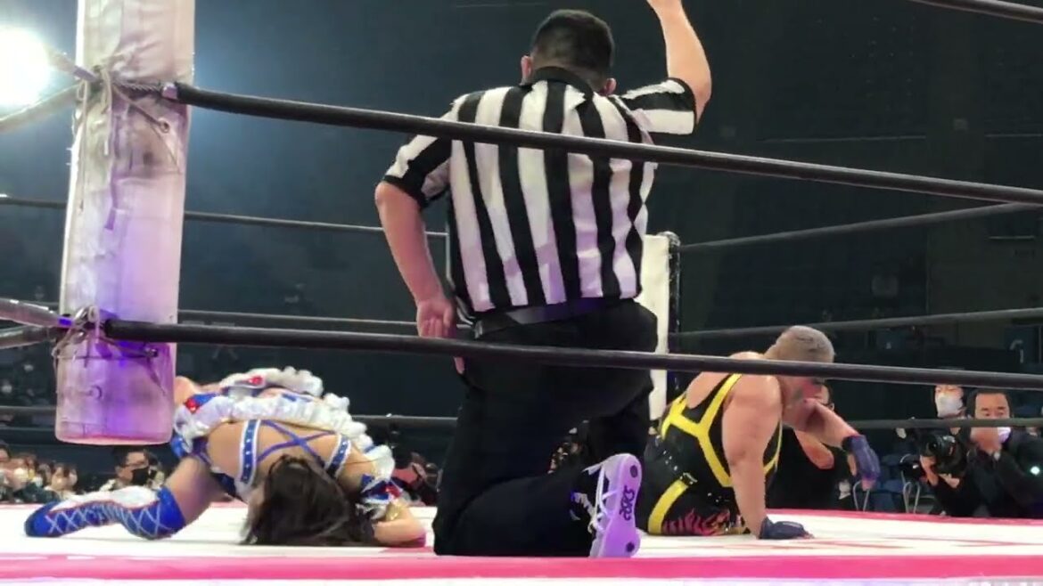 荒井優希がFinallyを叩き込むもフォールには行けず。裏拳はかわしてビックブーツもカウント1で返される 東京女子プロレス「GRAND PRINCESS ’23」 2023年3月18日